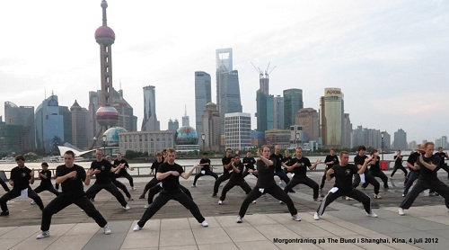 Morgonträning på The Bund i Shanghai, Kina, 2012-07-04