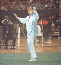 Susanna Hedenborg tävlar i Taijiquan för
      Sverige i The 1st World Wushu Championships, i Beijing, Kina, 1991